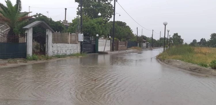 Κεραυνοβολήθηκε σούπερ μάρκετ στα …βουλιαγμένα Μεσάγκαλα – Μεγάλες ζημιές (Εικόνες)